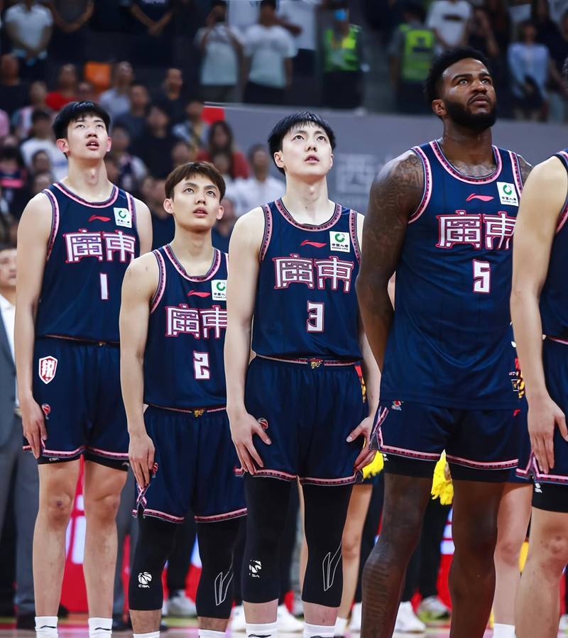 广东宏远训练开放日，加时末段篮板制胜引欢呼，CBA常规赛在即，团队化学反应显著的简单介绍